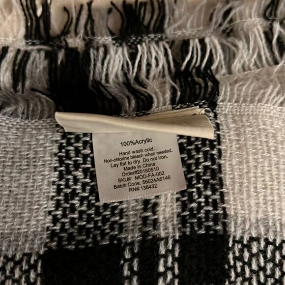 ModCloth giant black and white plaid woven blanket scarf w fringe detail NWOT - Picture 4 of 7